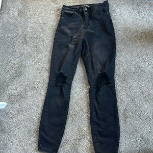 Fashion Nova black skinny Jean with rips